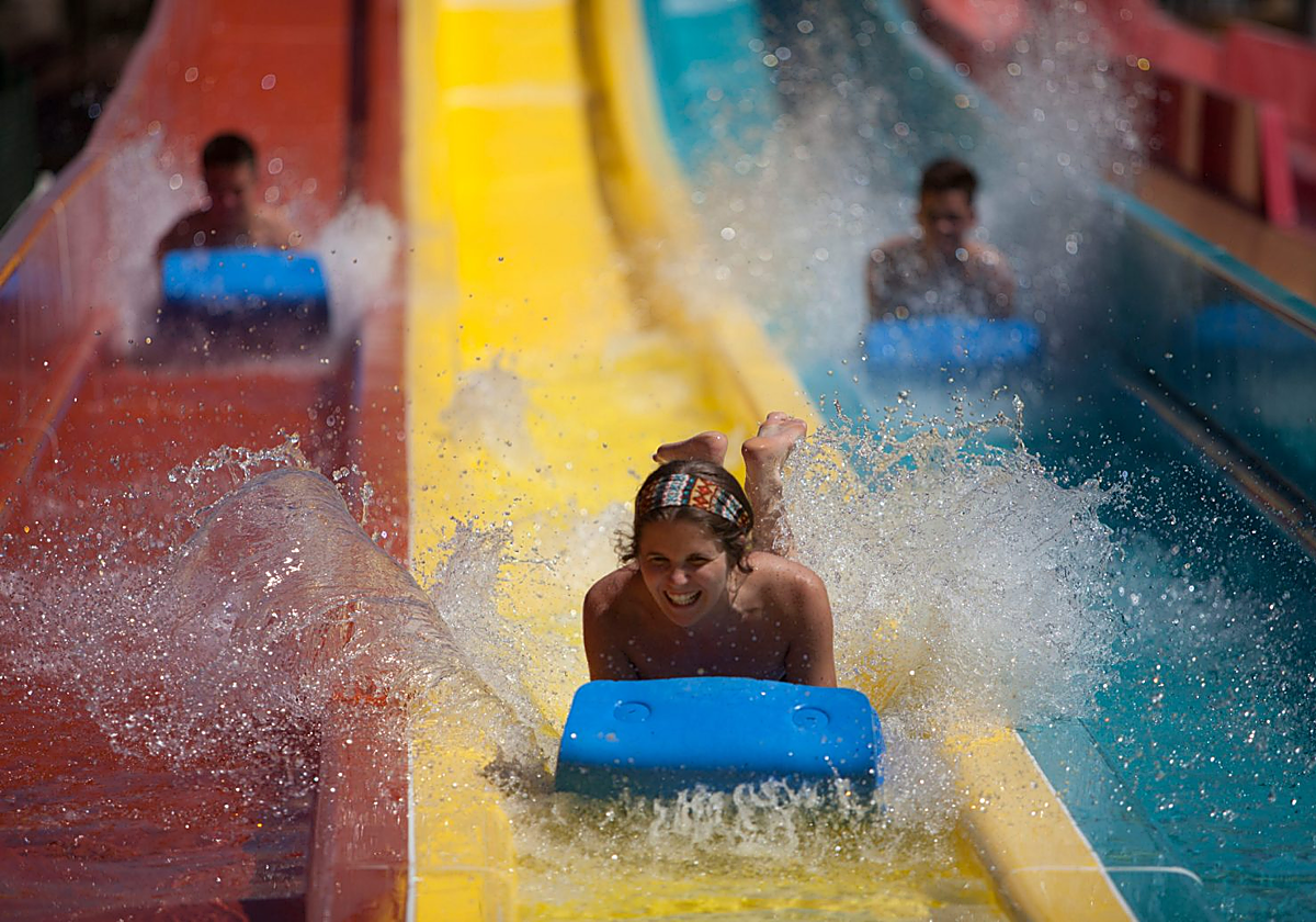 Personas disfrutando de los toboganes en Agua Mágica