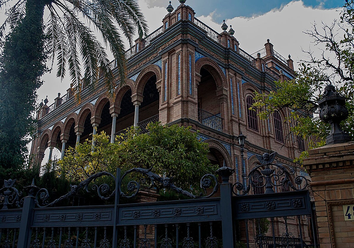 Imagen de la Casa Luca de Tena, en la Avenida de la Palmera, uno de los edificios de Aníbal González que hay en Sevilla