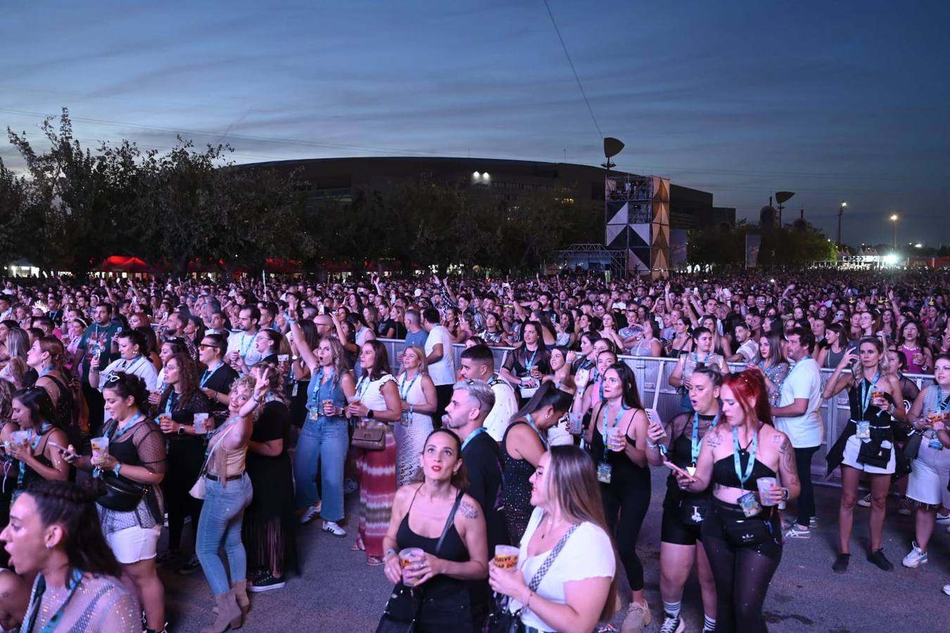 El público sevillano bailó a los sones del reguetón y de los ritmos latinos