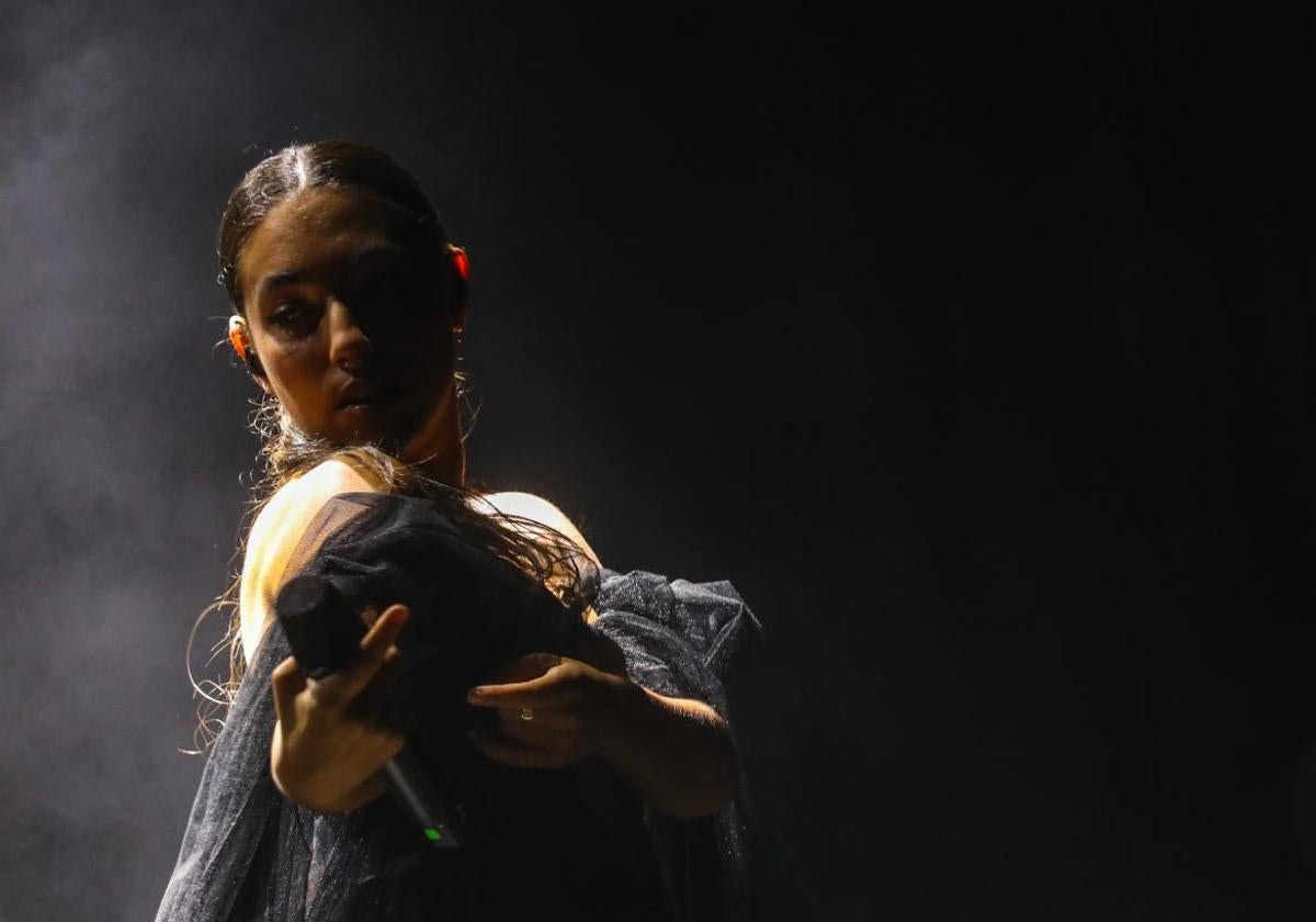 La cantante cordobesa María José Llergo en un momento del concierto en el Festival del Patio