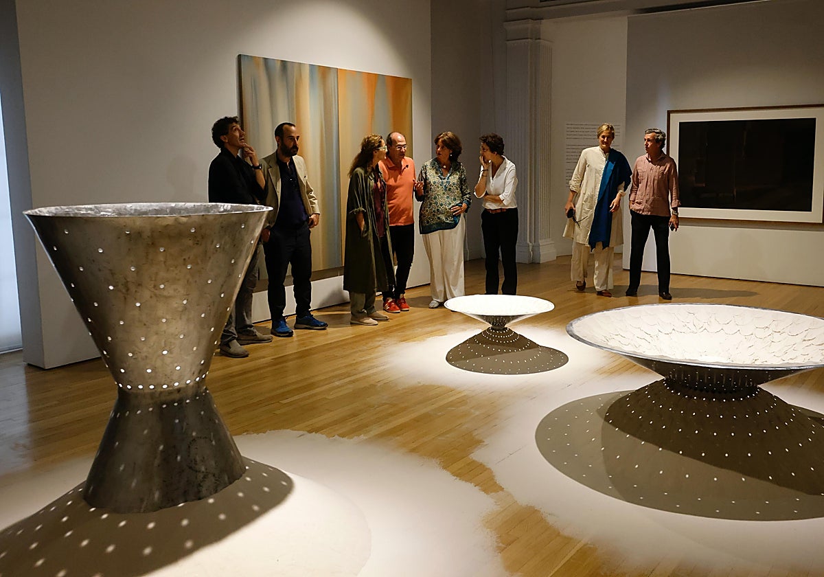 Imagen de una de las salas de la exposición con parte de los artistas participantes en la misma.