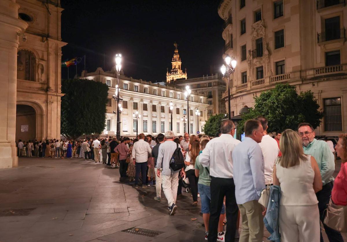 Largas colas con motivo de la Noche en Blanco