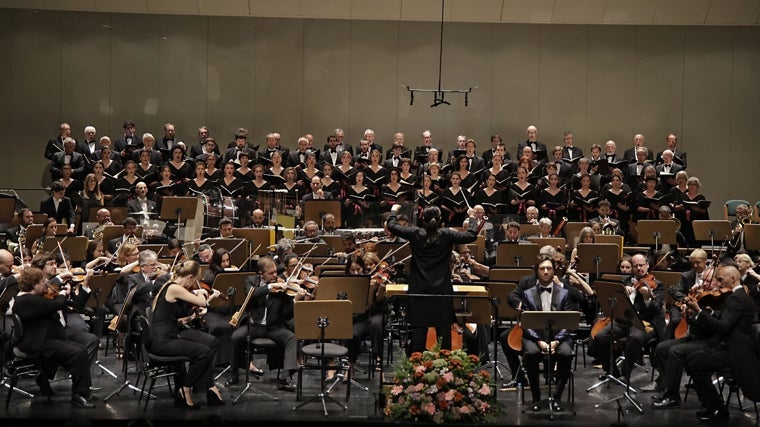 Concierto de la Real Orquesta Sinfónica de Sevilla y del Orfeón Donostiarra en el Teatro de la Maestranza