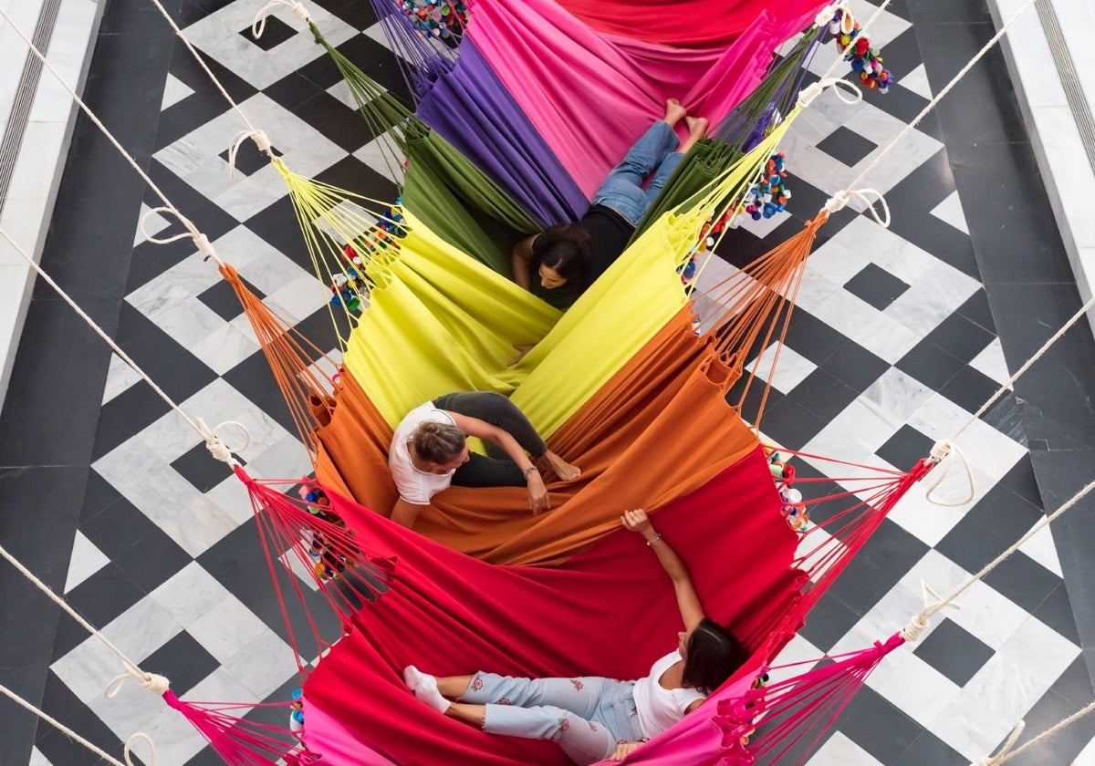 Obra 'Rede Social' de Opavivará! que se encuentra en exposición en el CAAC