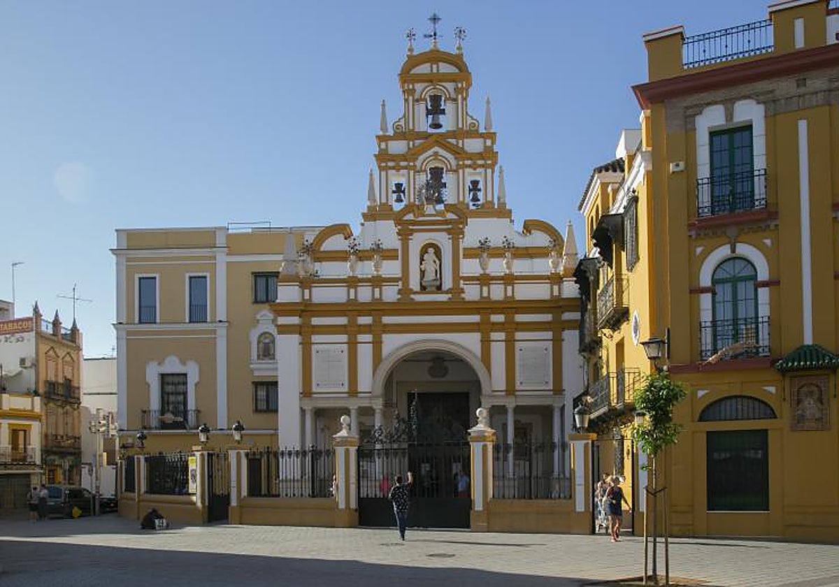 La basílica de la Esperanza Macarena desde la plaza