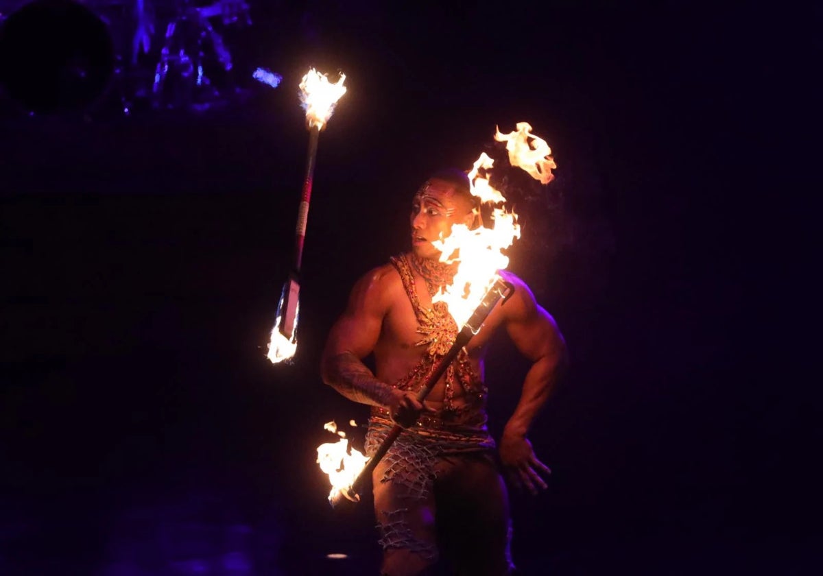 Malabares con antorchas en el Circo del Sol