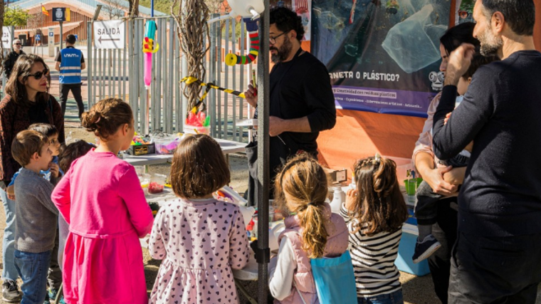 Un grupo de niños en uno de los talleres de reciclaje de otra edición de Electrolunch