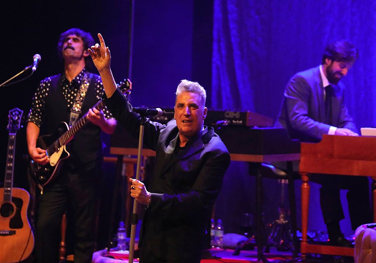 Loquillo mostró su versión más poética en el Cartuja Center de Sevilla