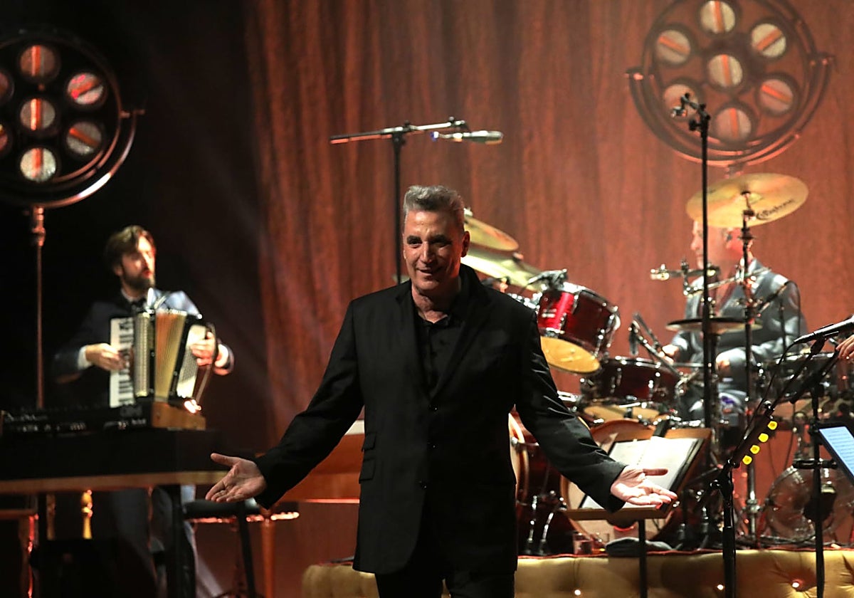 Loquillo brilló anoche con luz propia en su concierto en el Cartuja Center