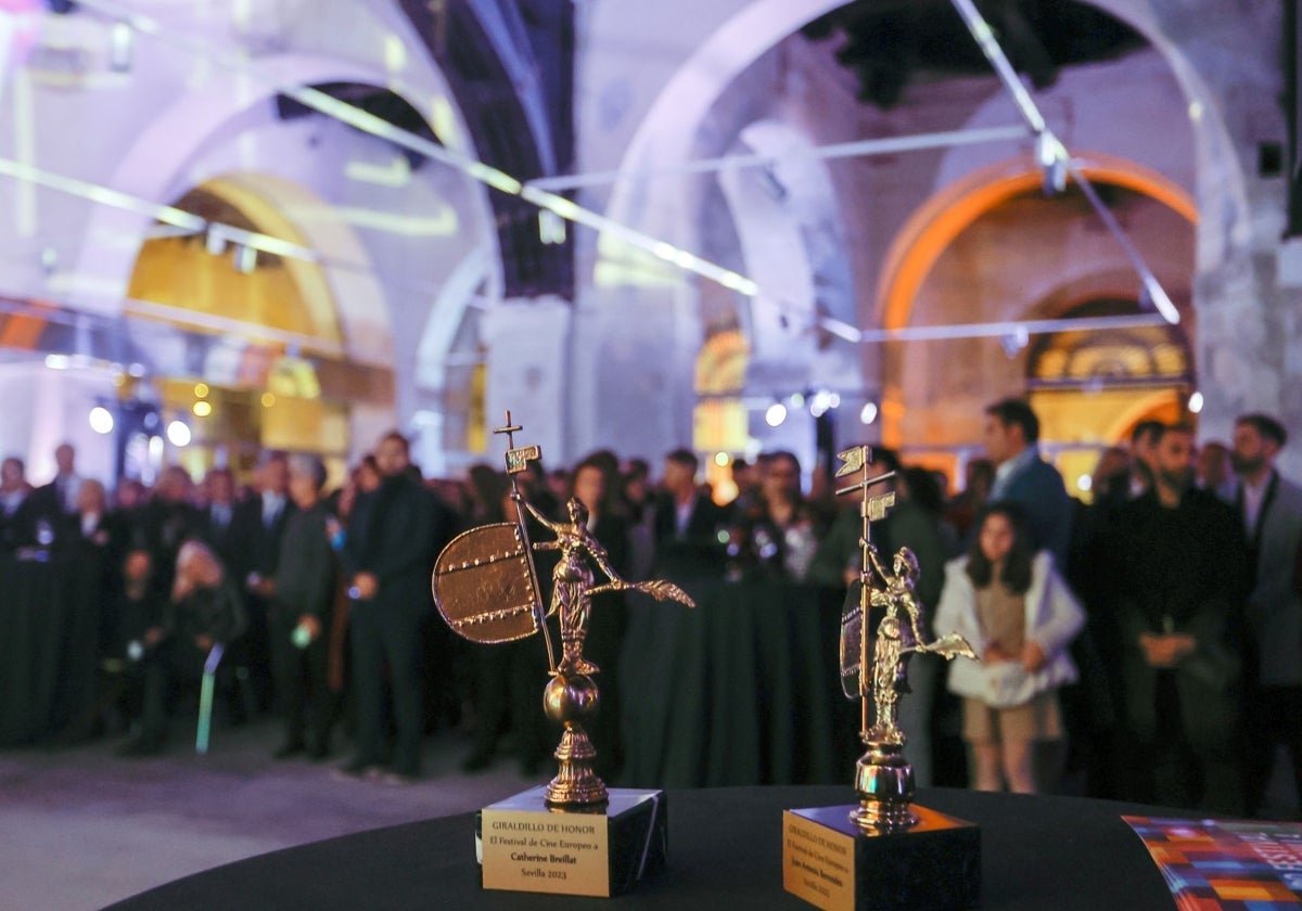 Gala de inauguración del Festival de Cine de Sevilla con un primer plano de los Giraldillos de oro