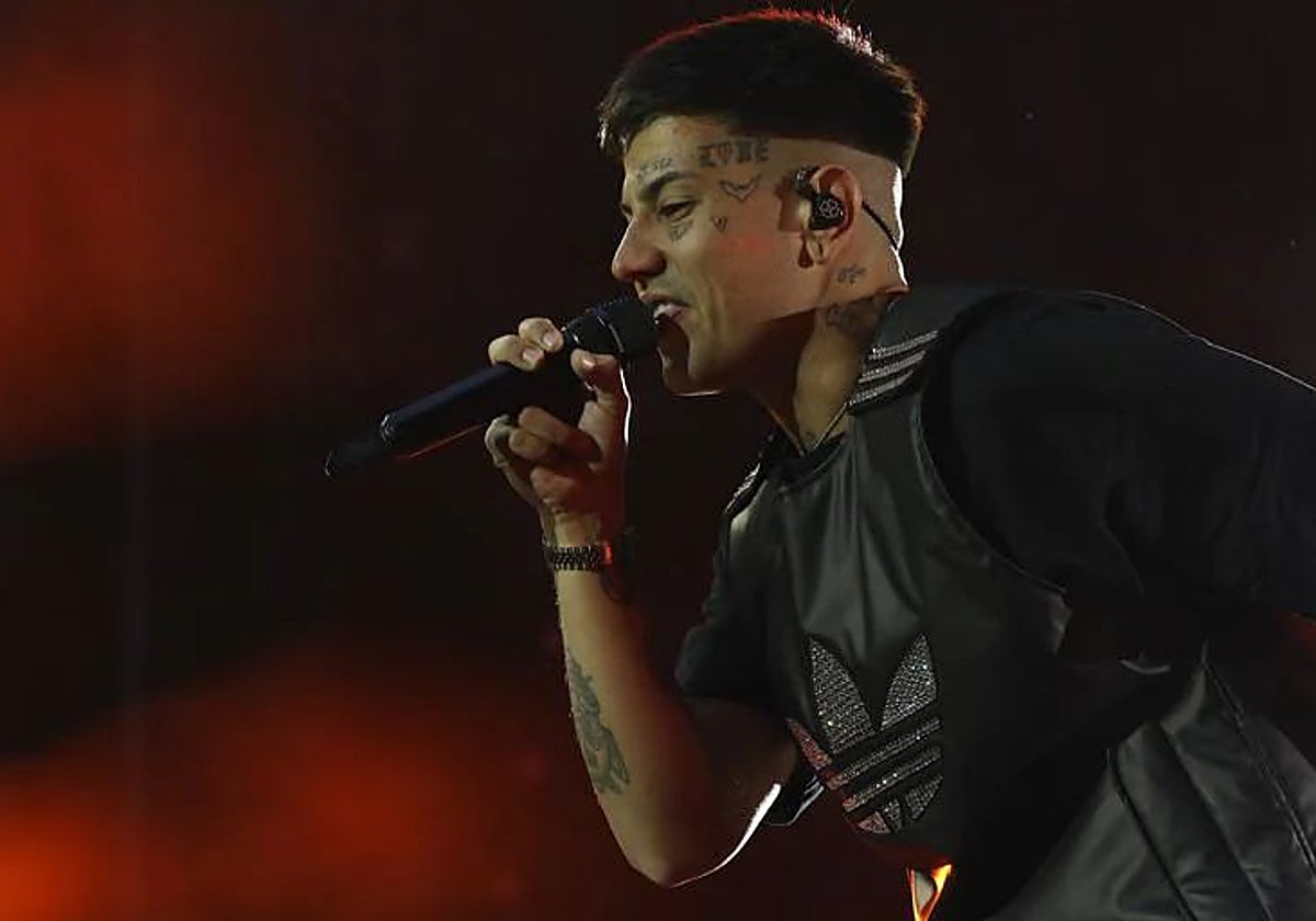 Duki durante un concierto