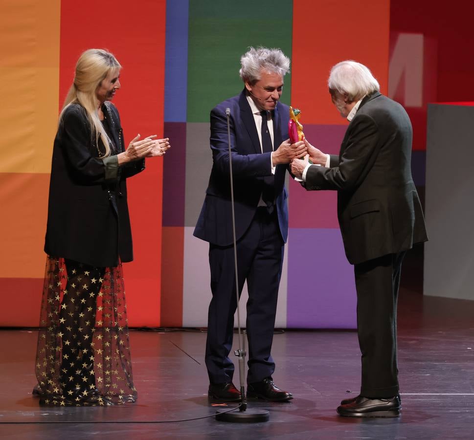 David Puttnam recoge el Giraldillo de Honor en la gala inaugural del Festival