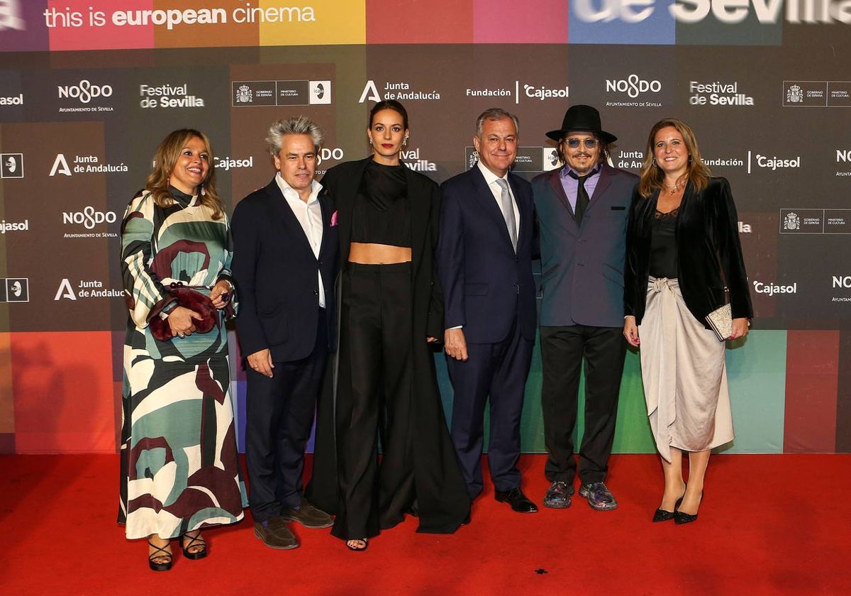 Johnny Depp posa con la actriz protagonista de su película y con el alcalde de Sevilla, entre otros