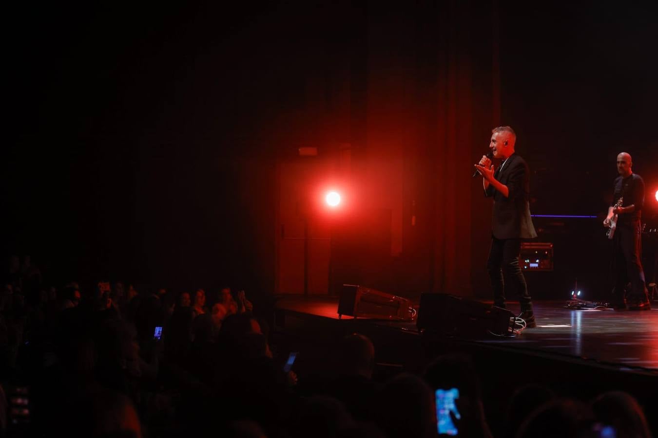 El cantante se encontró en Sevilla con un público fiel que coreó todas sus canciones