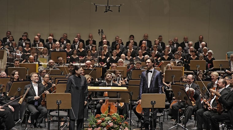 Concierto de la Real Orquesta Sinfónica de Sevilla y del Orfeón Donostiarra en el Teatro de la Maestranza