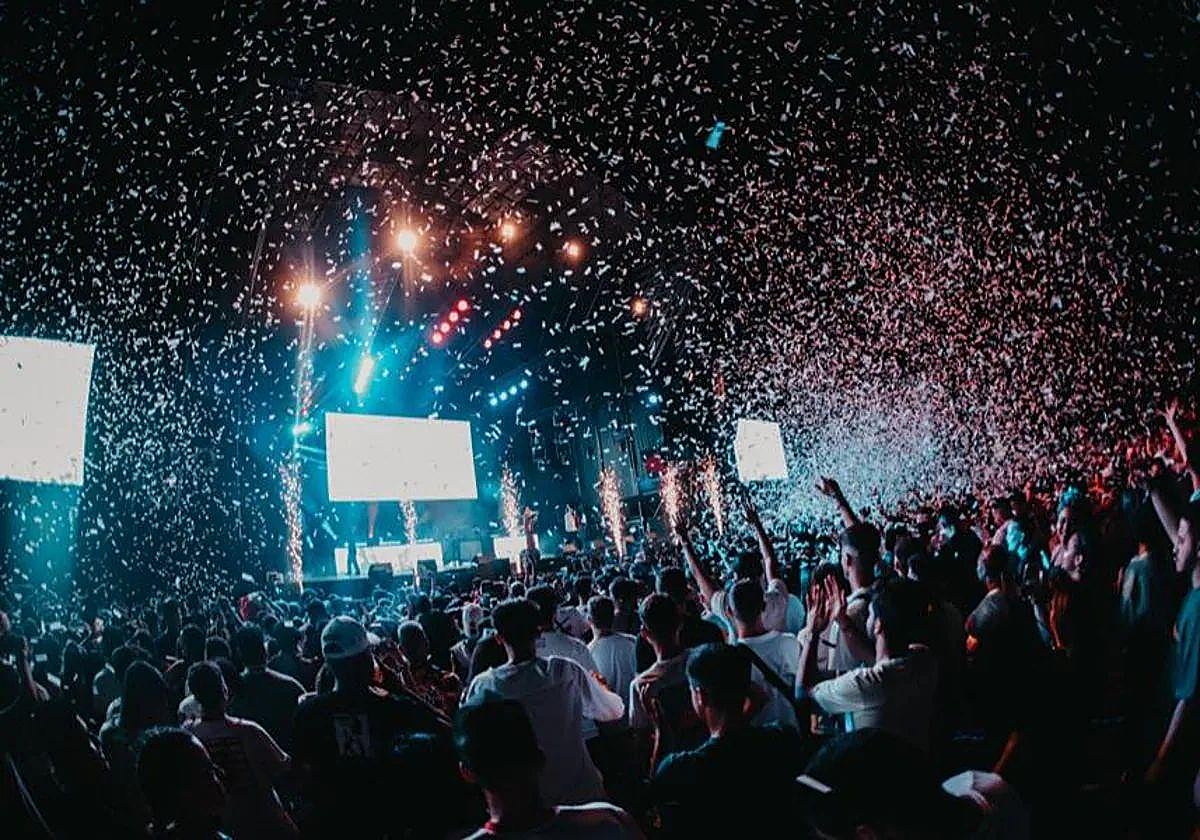 El público disfrutando de una de las ediciones pasadas del Puro Latino Fest en Sevilla