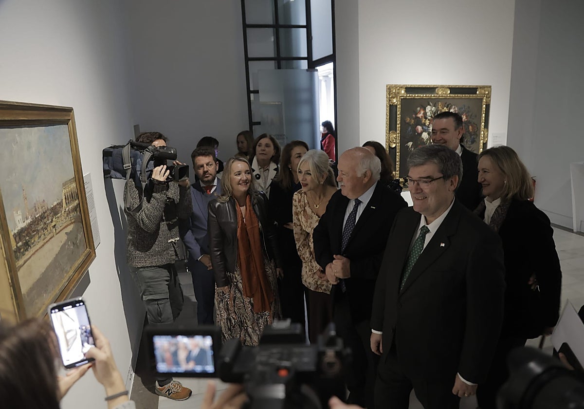 Las personalidades que han asistido a la inauguración de la exposición admirando el cuadro 'Plaza de toros de Sevilla', de Fortuny