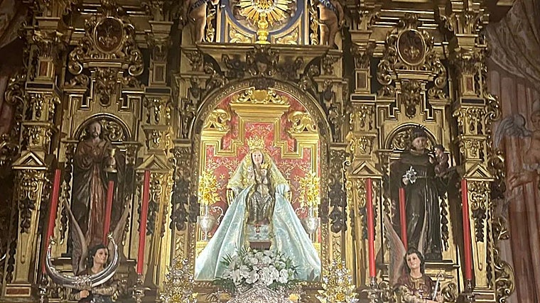La Virgen de Valme en su altar