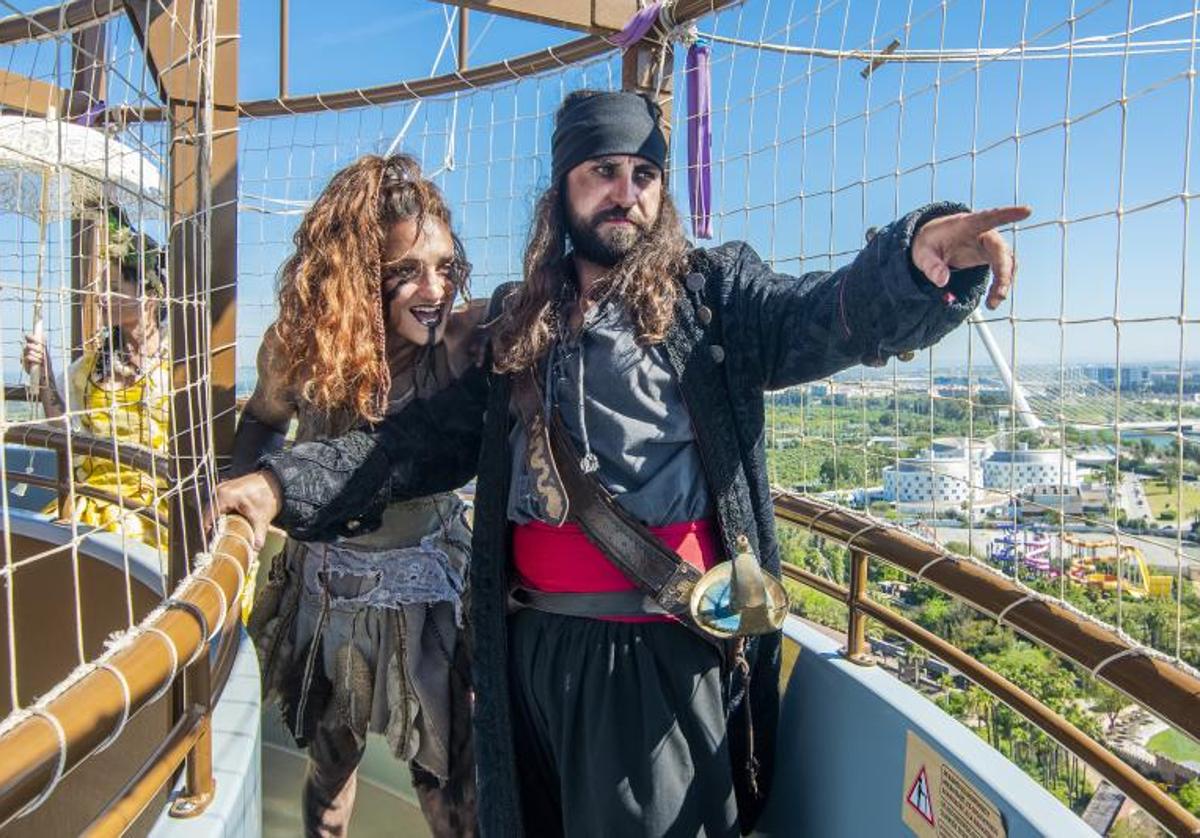 Figurantes durante el paseo en globo en la Nao Vigía