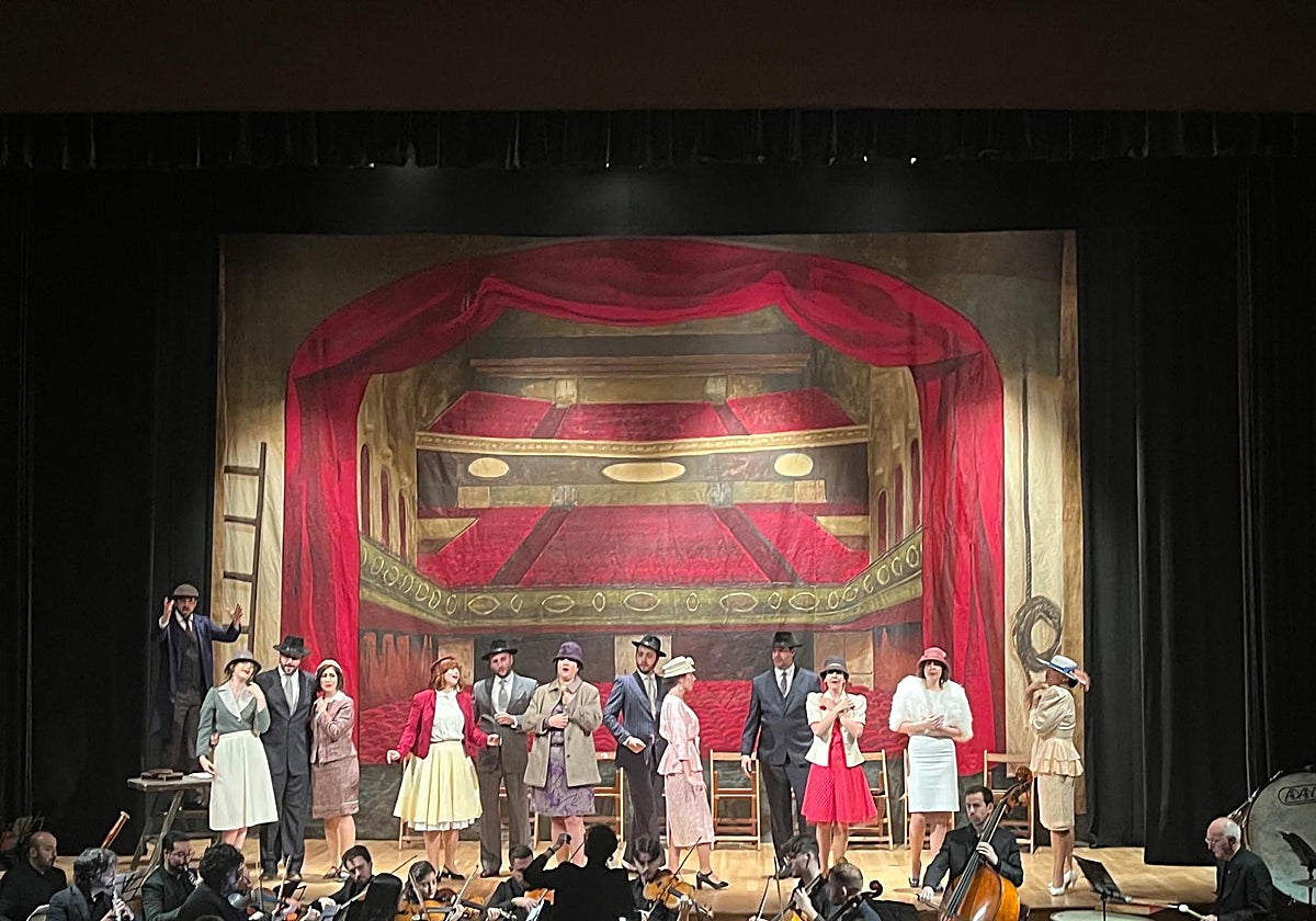 El coro ante la sala del antiguo Teatro Álvarez Quintero