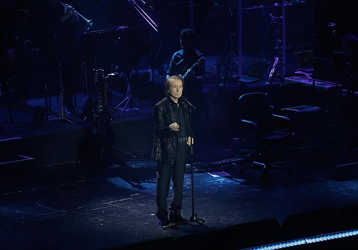 Raphael durante su concierto en Sevilla