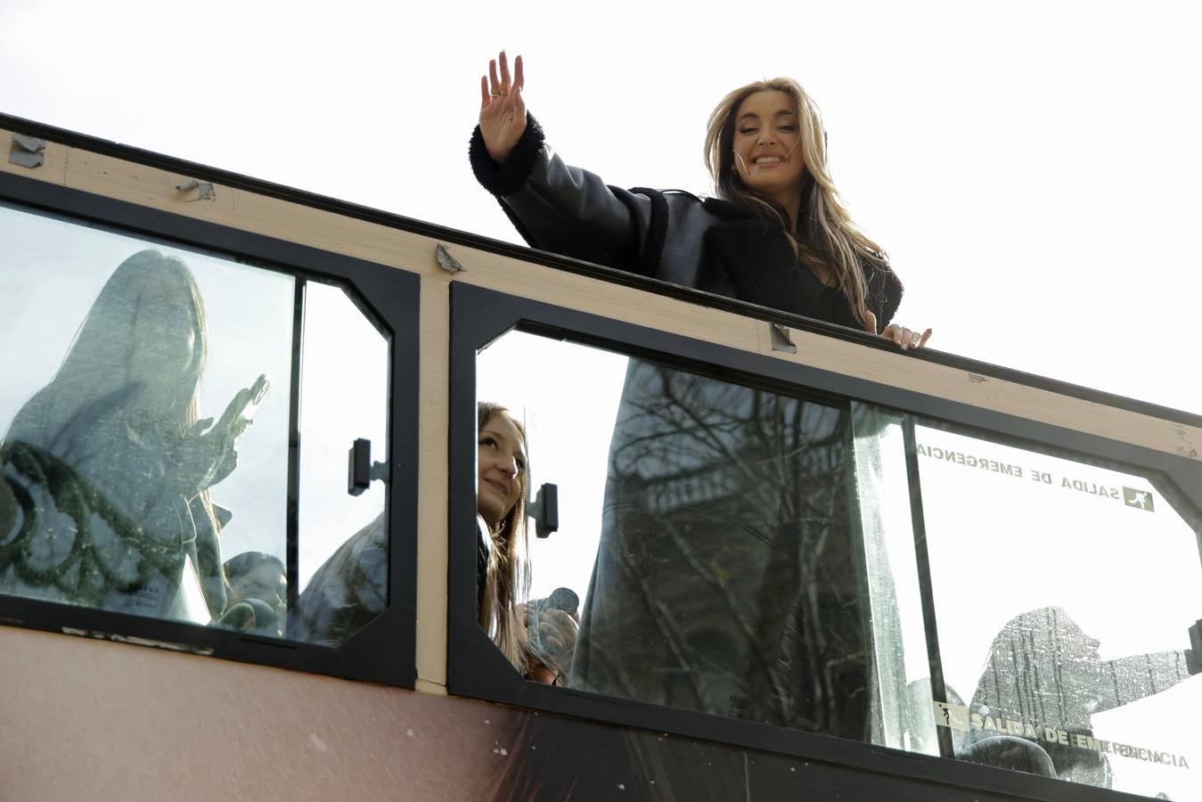 Lola Índigo rodeada de sus fans en un autobús junto a la Torre del Oro
