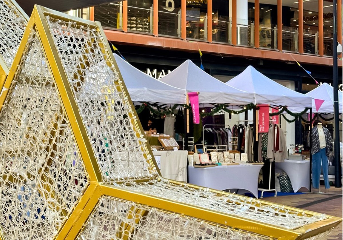 Puestos del mercado navideño del Centro Comercial Torre Sevilla