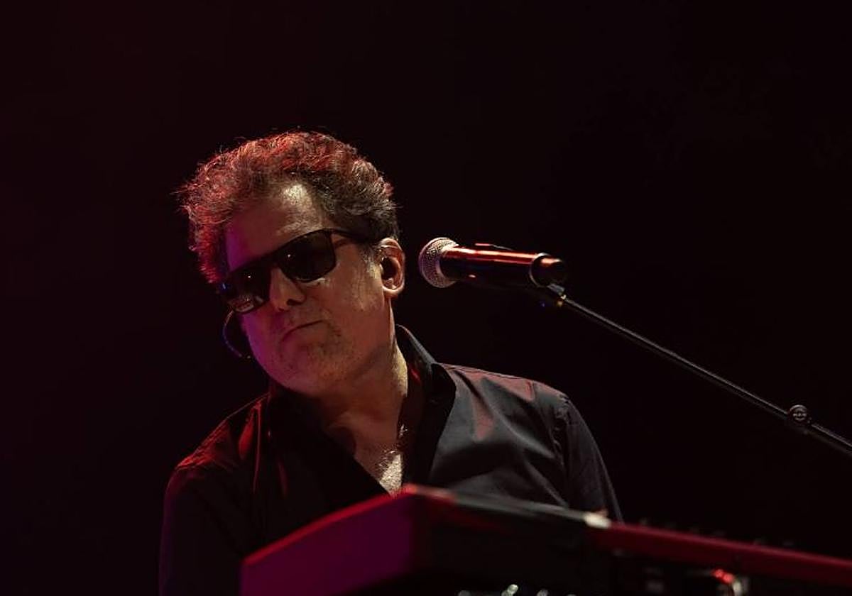 Andrés Calamaro durante un concierto en el Cartuja Center