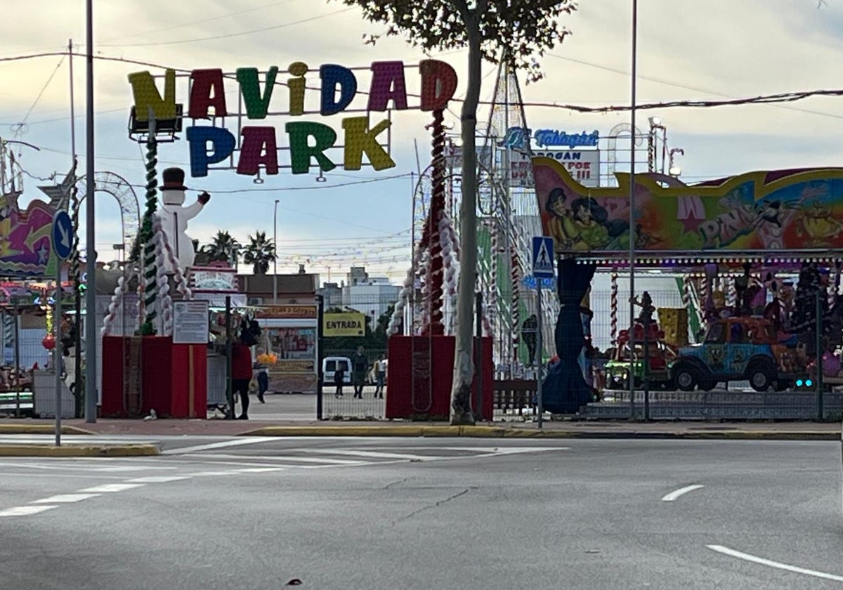 Entrada principal de Navidad Park en Dos Hermanas