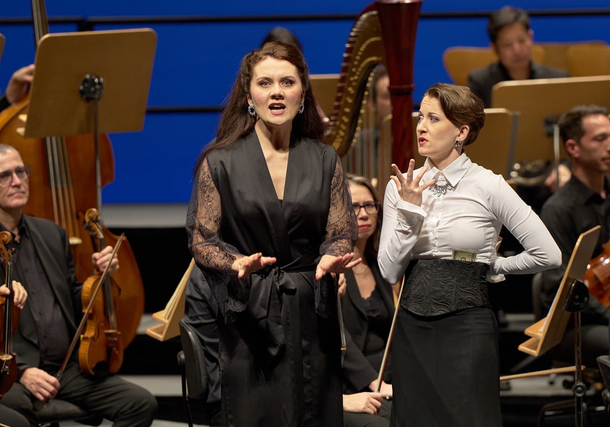 Iulia Maria Dan (Rosalinda) y Alina Wunderlin (Adele)