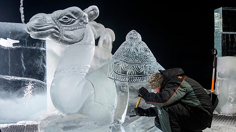 En esta exposición es posible ver en acción a artistas que trabajan el hielo