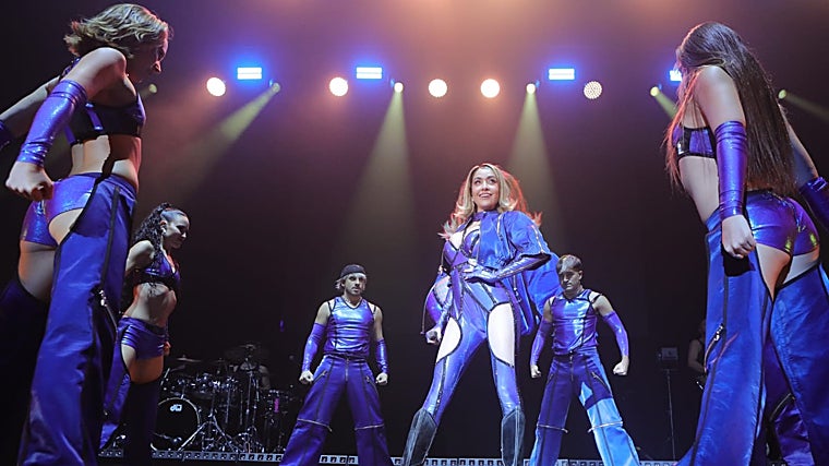 María y sus bailarines