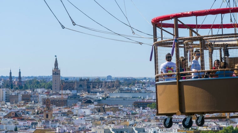 Vista aérea de Sevilla desde el globo «Nao Vigía» de Isla Mágica