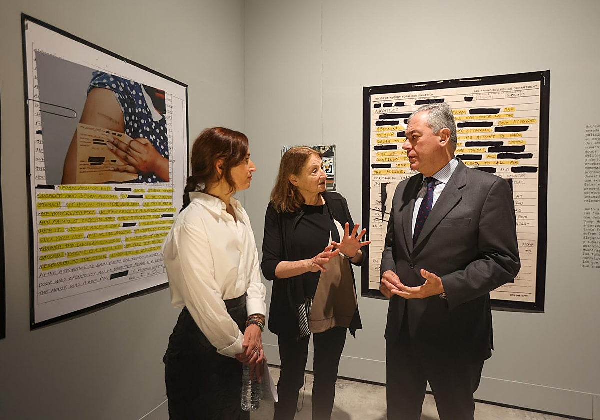 La fotógrafa Susan Meidelas entre la comisaria de la muestra, Reyes Abad y el alcalde de Sevilla, José Luis Sanz