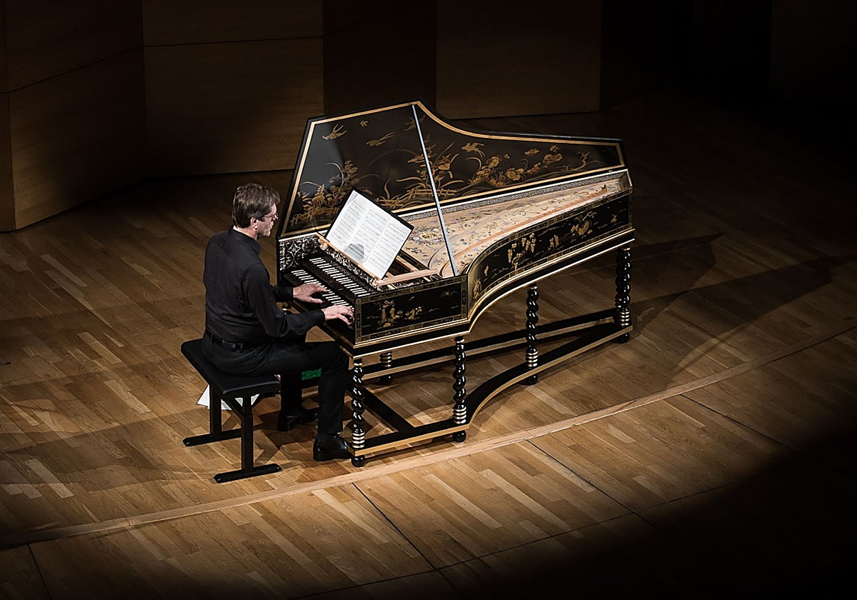 Pieter Jan Belder estrenó el precioso clave de dibujos chinescos en pan de oro