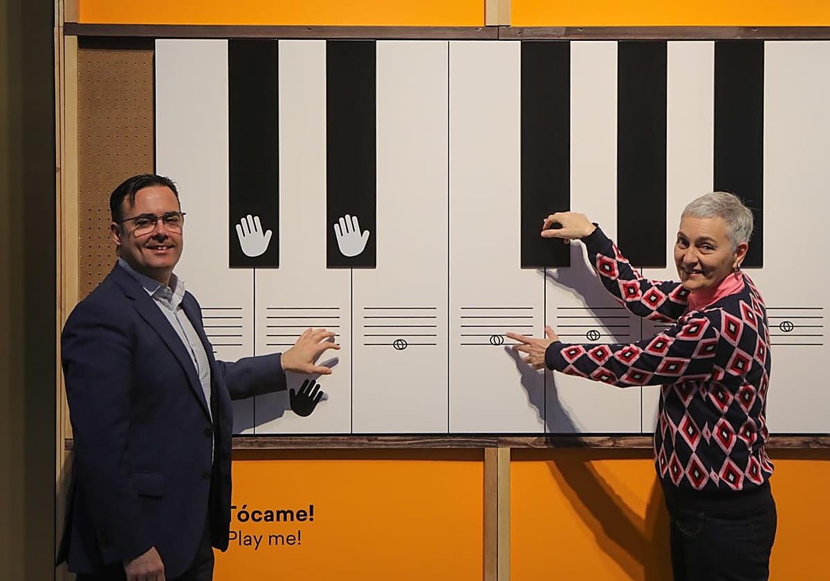 Moisés Roiz y Magda Polo han presentado la nueva exposición de CaixaForum Sevilla, 'Música y Matemáticas'