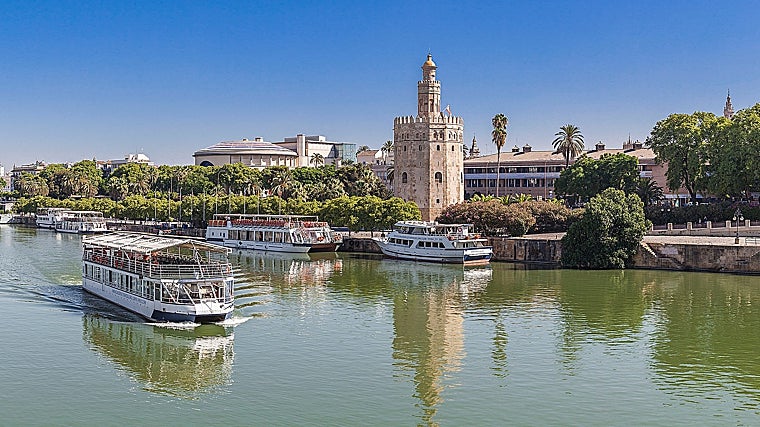 Imagen de un barco navegando sobre el río Guadalquivir