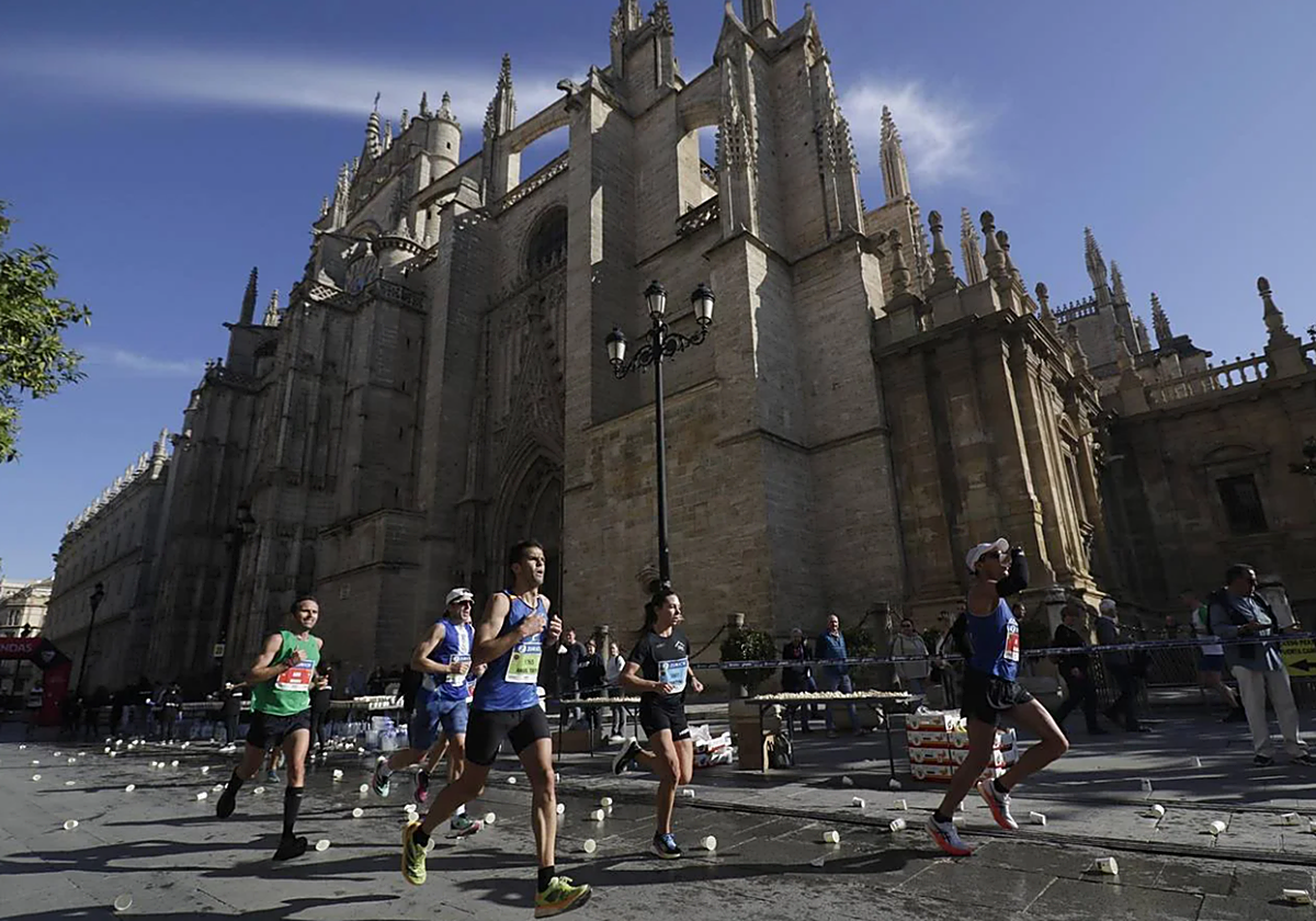 Corredores de la pasada edición del Zurich Maratón de Sevilla por el centro histórico de la ciudad