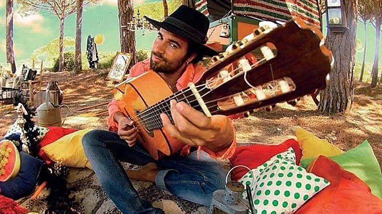 El Canijo de Jerez, junto a su guitarra