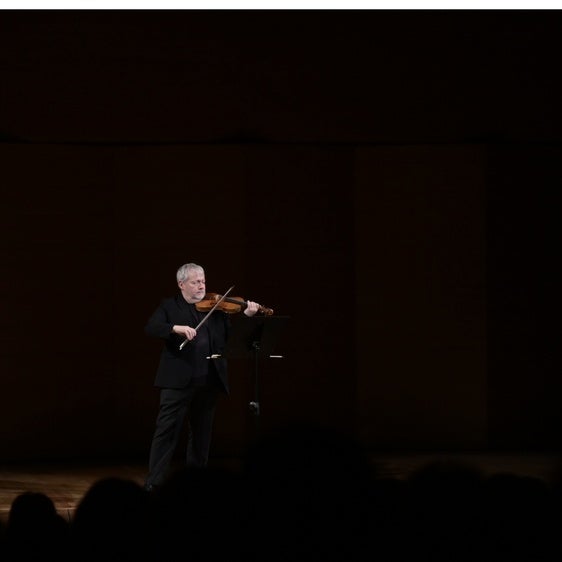 El violinista Fabio Biondi nos ofrece las 6  Sonata y Partitas de Bach desde la soledad del escenario