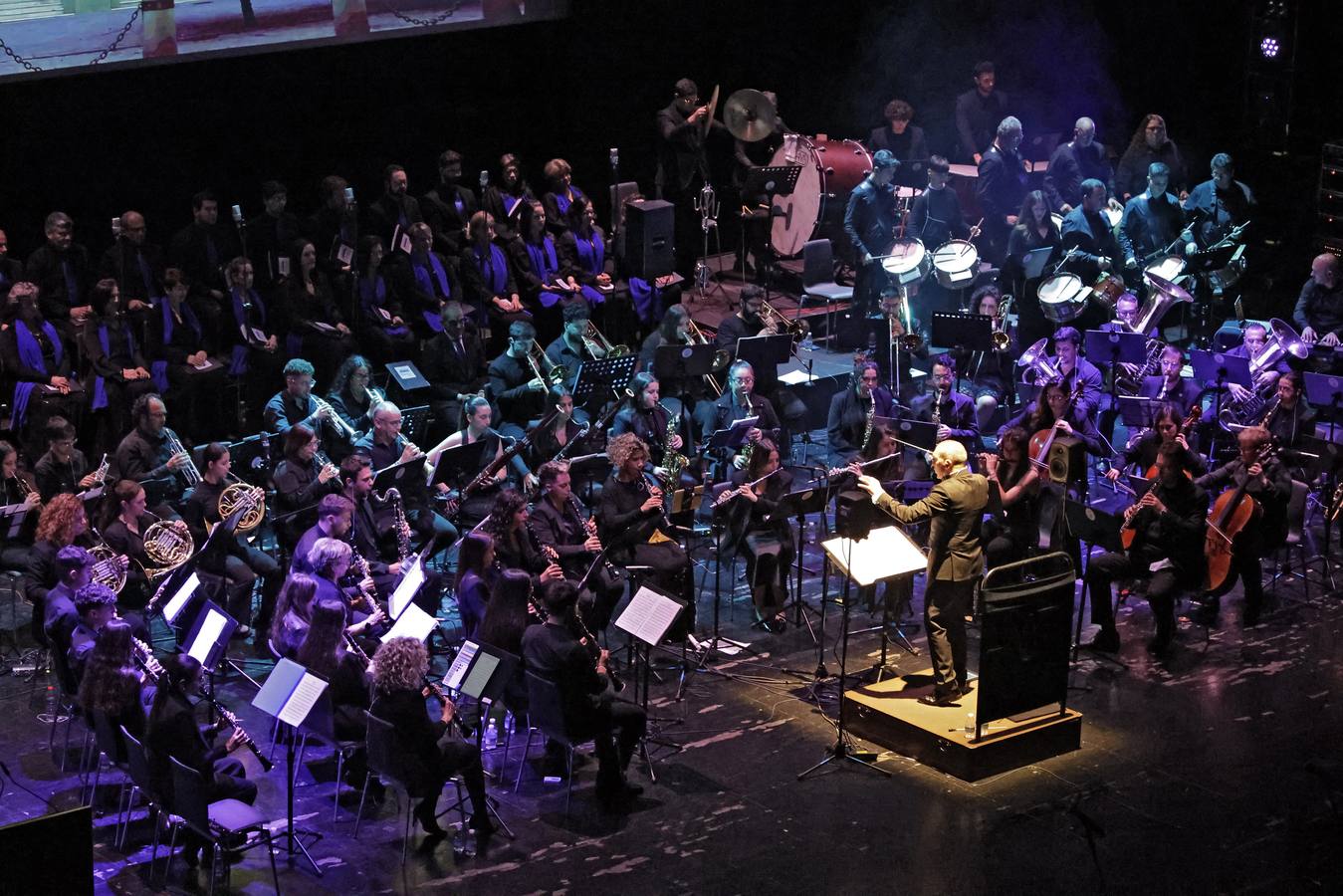 Cantores de Híspalis durante el concierto en Fibes