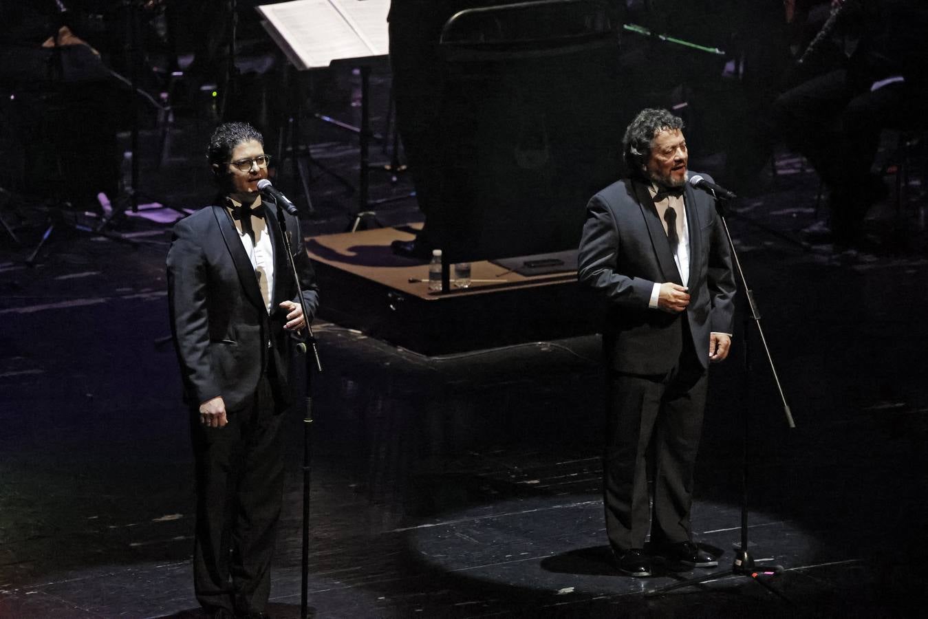 Cantores de Híspalis durante el concierto en Fibes