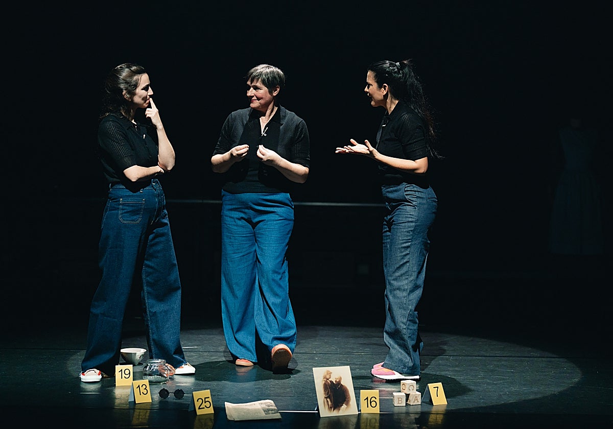 La compañía gallega Chévere presenta en el teatro Central la obra 'Hellen Keller, la mujer maravilla'