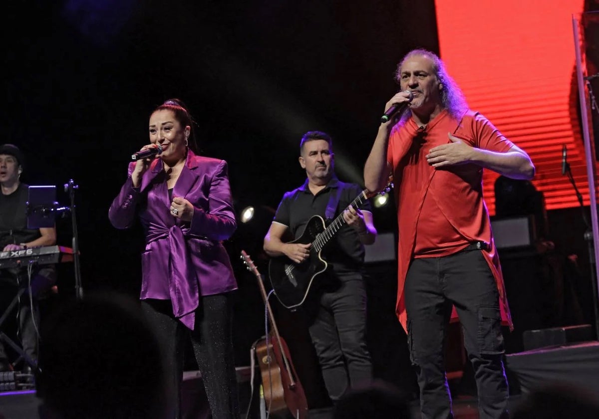 Camela cantando en directo
