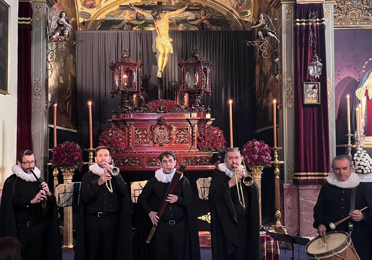 Ministriles Hispalensis, junto el Cristo de la Fundación de la hermandad de los Negritos