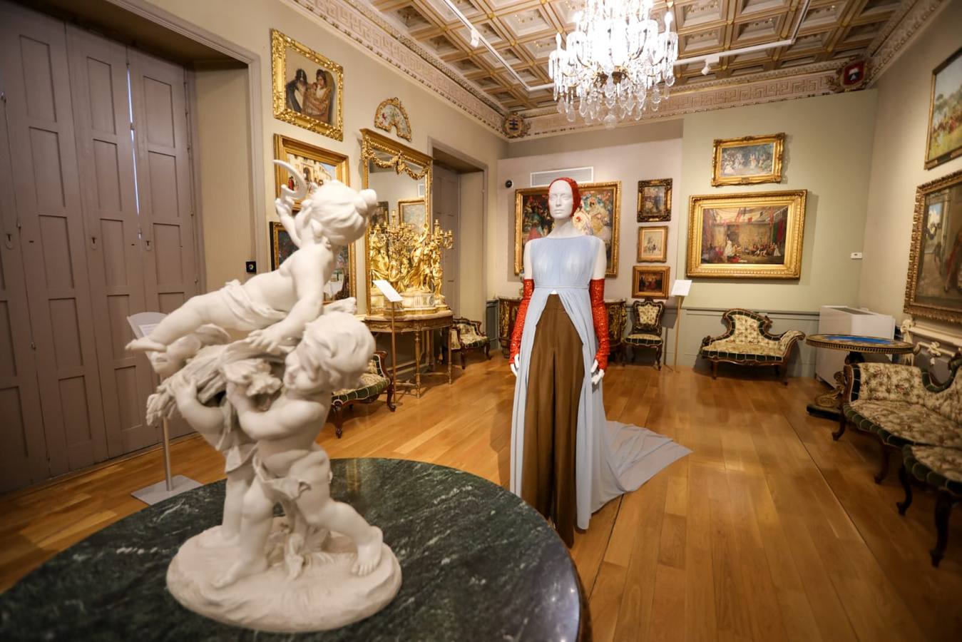 La exposición incluye estilismos que han desfilado en pasarelas de Nueva York, Tokio o Barcelona
