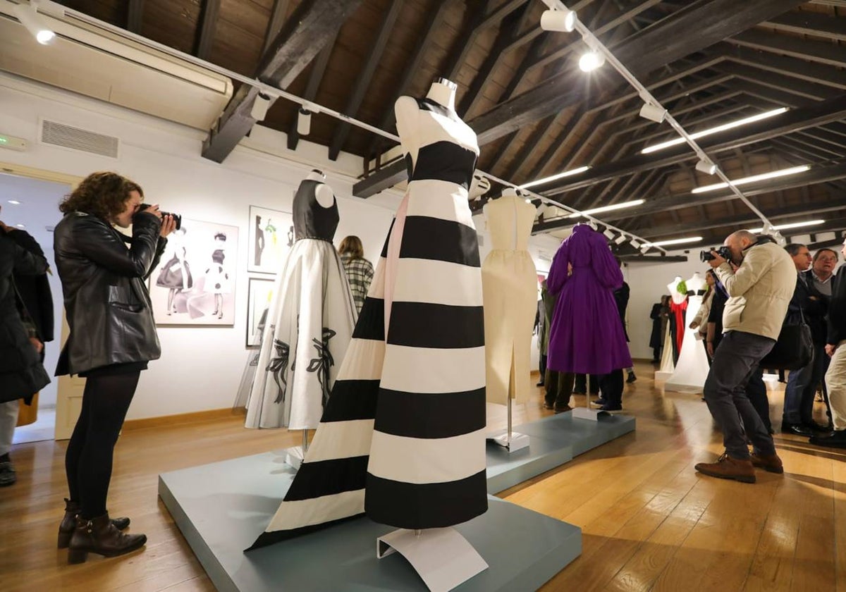 La exposición incluye estilismos que han desfilado en pasarelas de Nueva York, Tokio o Barcelona
