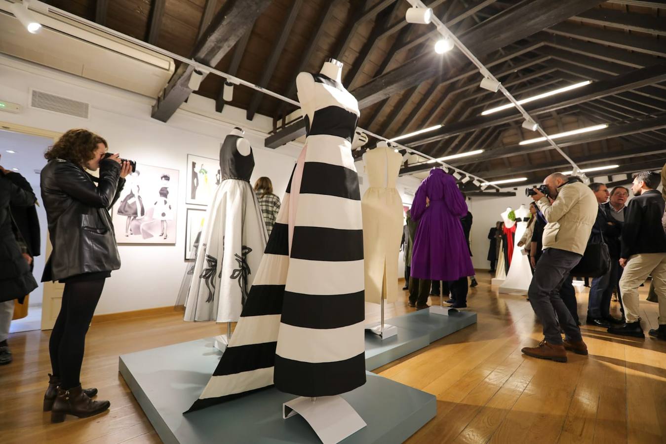 La exposición incluye estilismos que han desfilado en pasarelas de Nueva York, Tokio o Barcelona