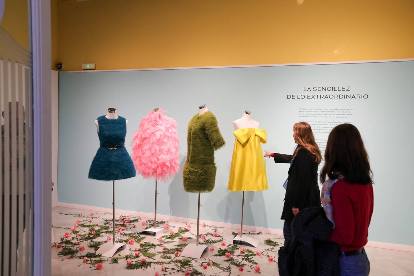 La exposición incluye estilismos que han desfilado en pasarelas de Nueva York, Tokio o Barcelona