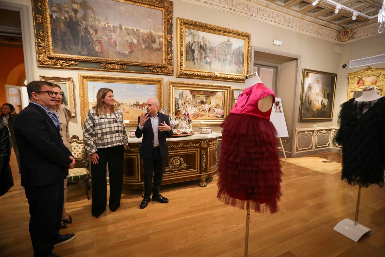La exposición incluye estilismos que han desfilado en pasarelas de Nueva York, Tokio o Barcelona